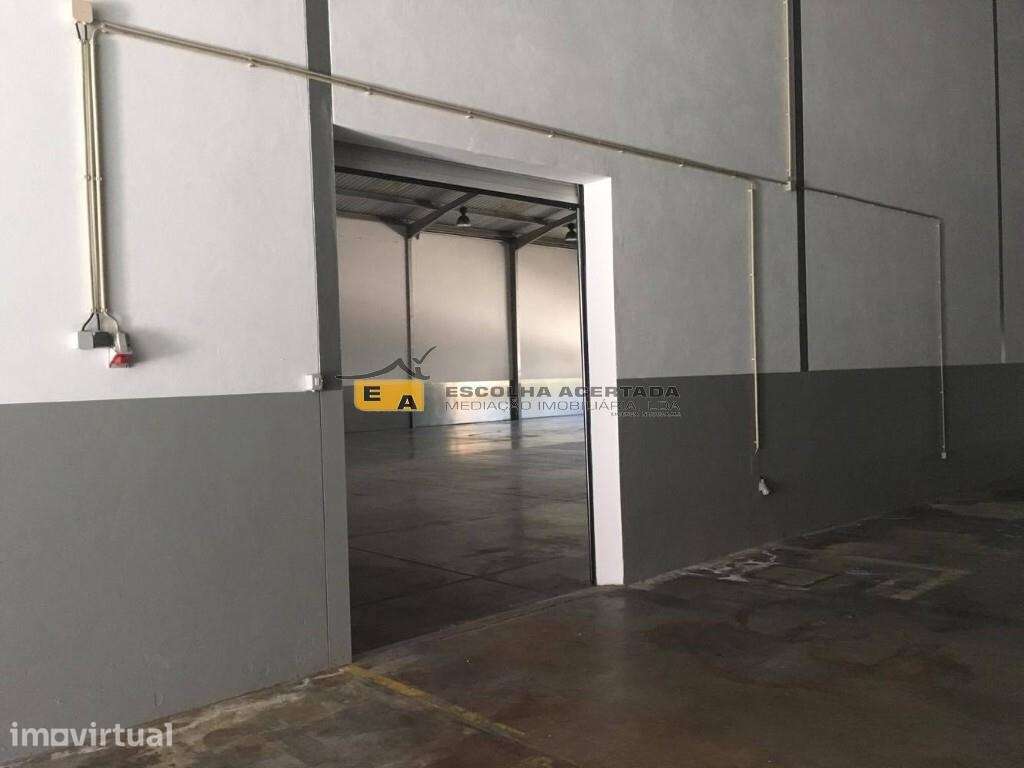 Armazém junto ao aeroporto com logradouro e escritório - Grande imagem: 4/11