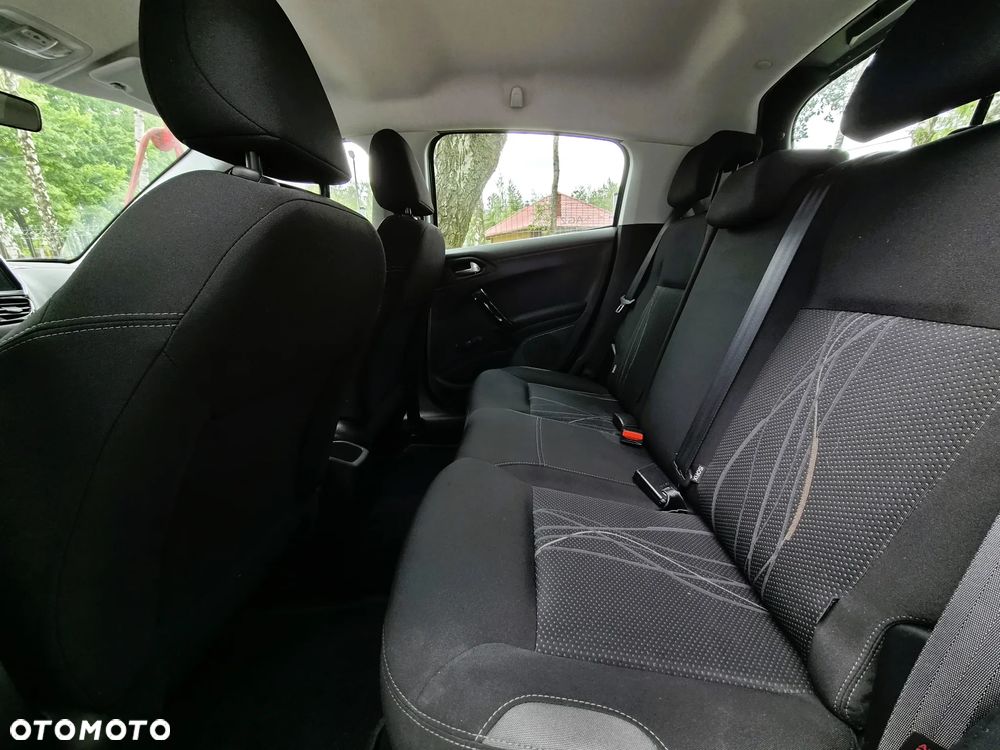 Peugeot 208 - 8