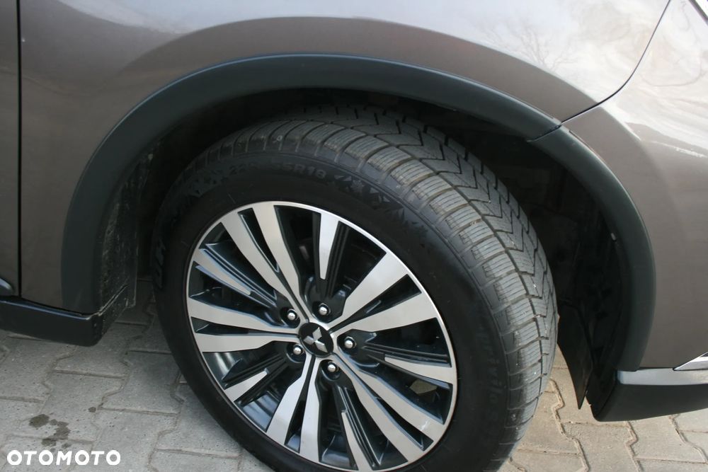 Mitsubishi Outlander - 23