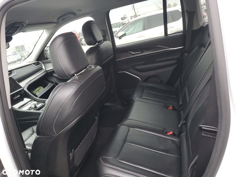 Jeep Grand Cherokee - 28