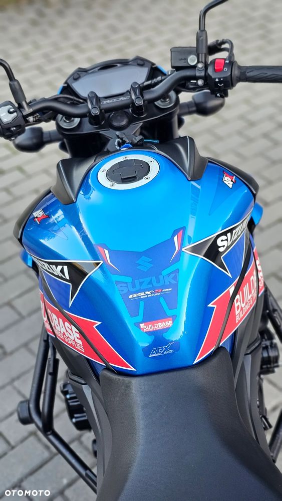 Suzuki GSX - 12