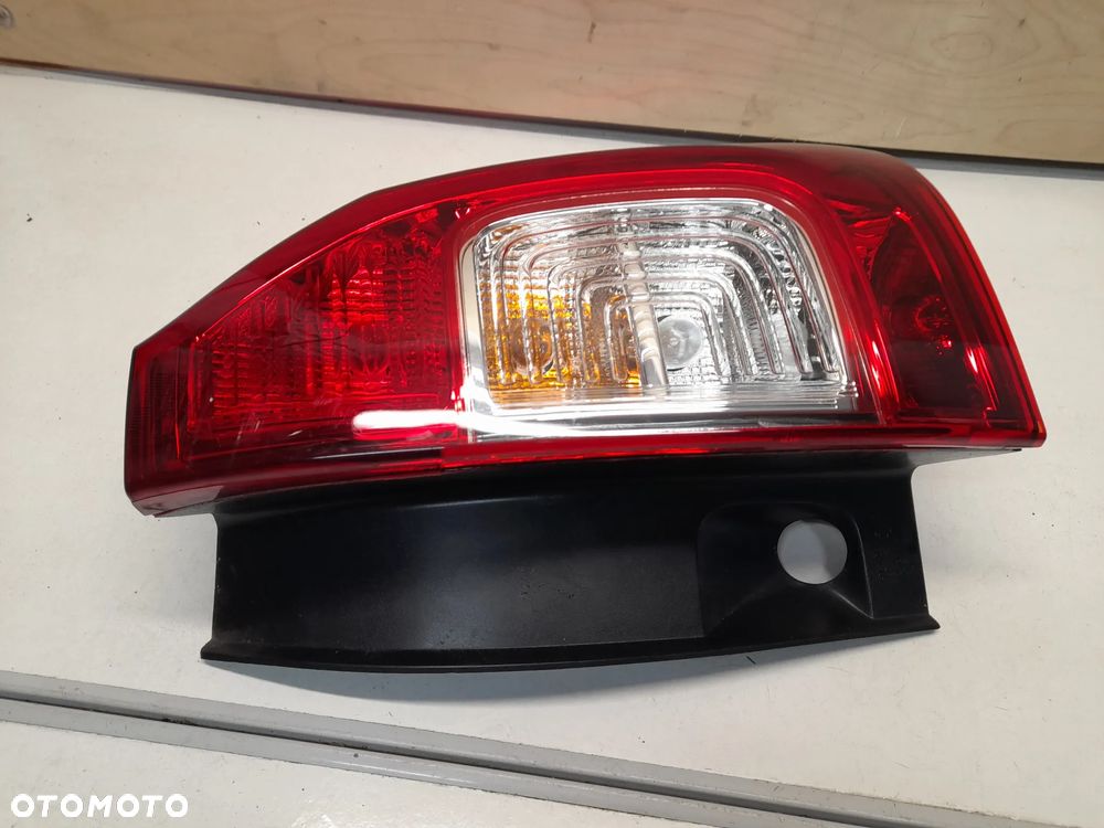 LAMPA TYLNA PRAWA DACIA LOGAN MCV II - 3