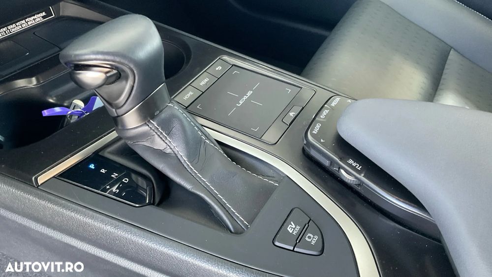 Lexus UX 250h FWD Executive - 37