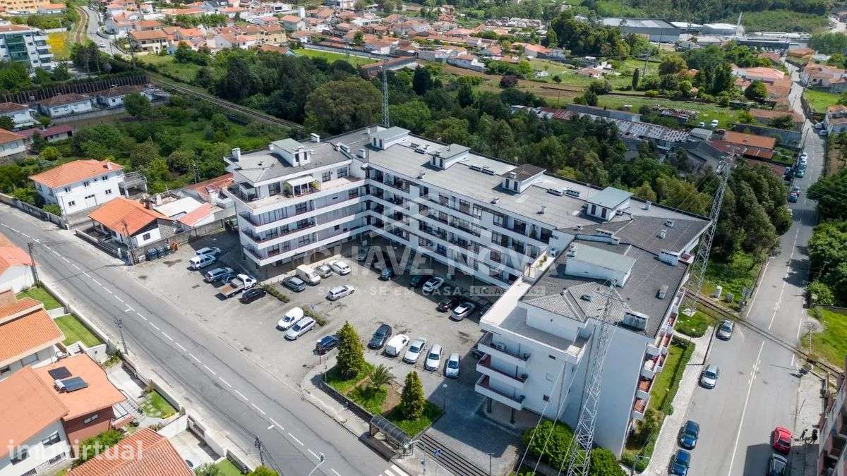 Apartamento T2 no 2º Piso com Elevador, Varandas, Garagem e Arrumos - Grande imagem: 3/33