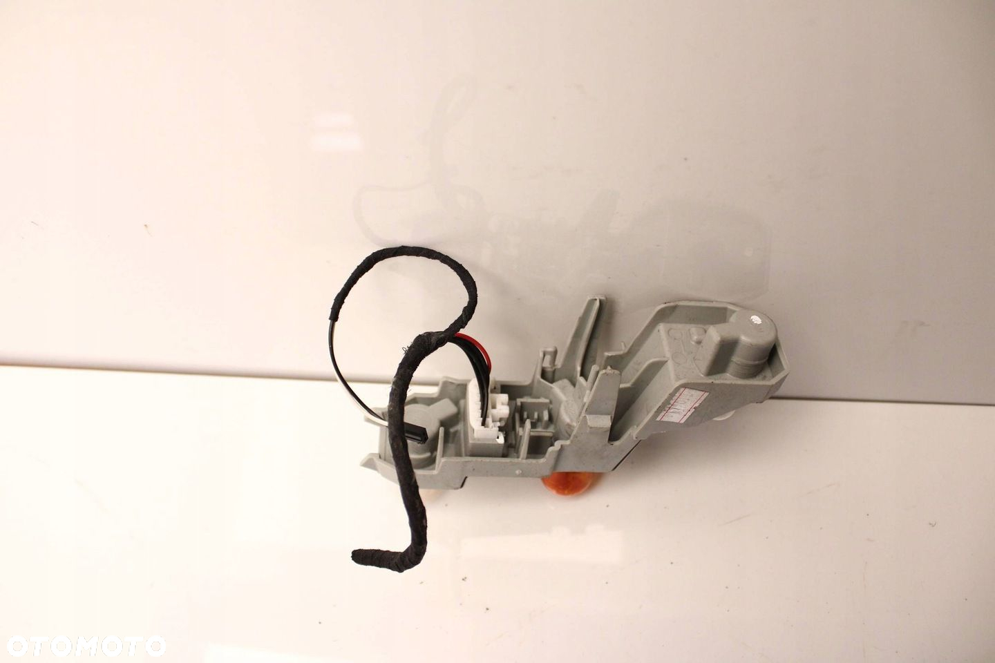 WKŁAD LAMPY GNIAZDO ŻARÓWEK LEWY TYŁ TOYOTA VERSO 2009R- - 3