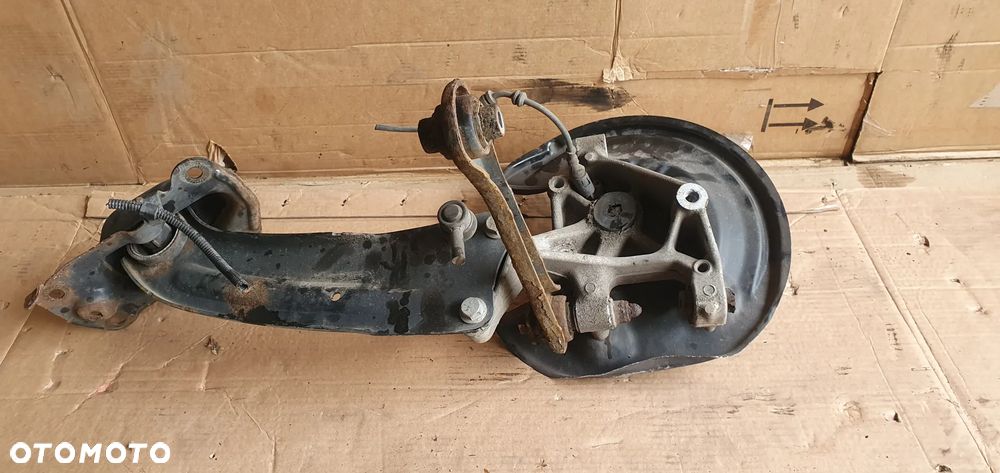 Zwrotnica piasta prawy tył tylna prawa wahacz VW Passat B6 - 7