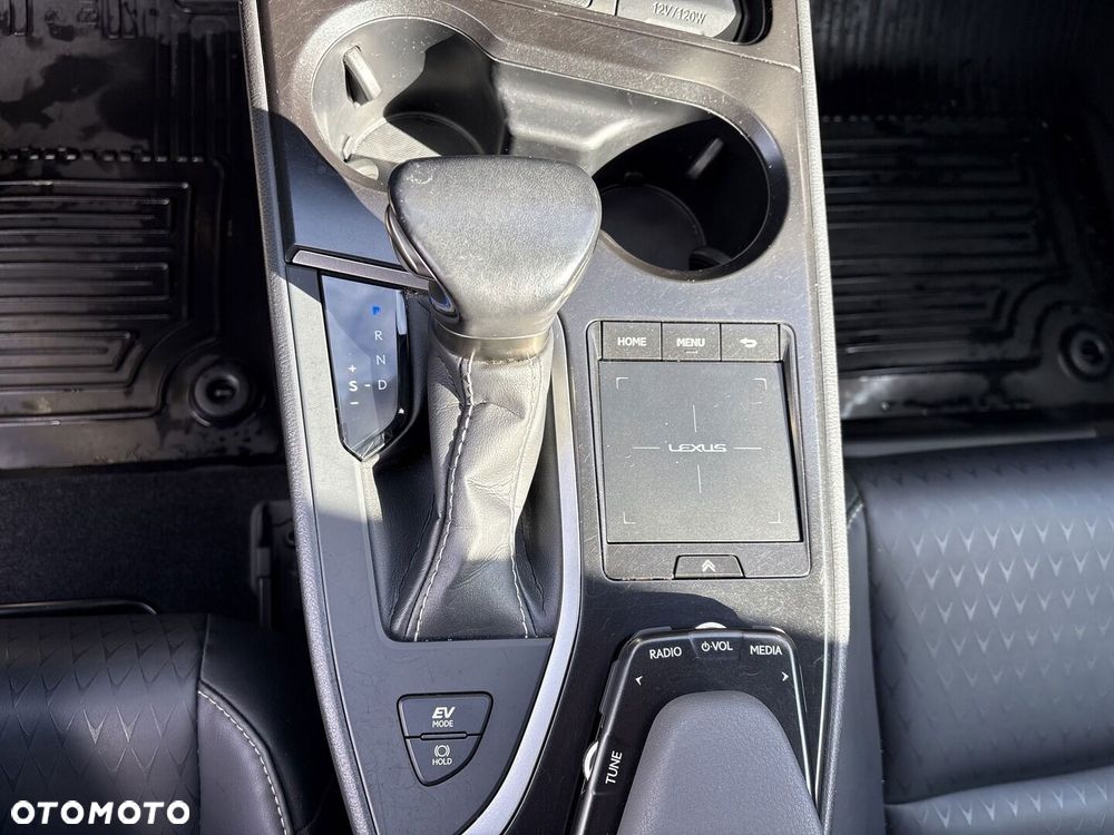 Lexus UX - 24