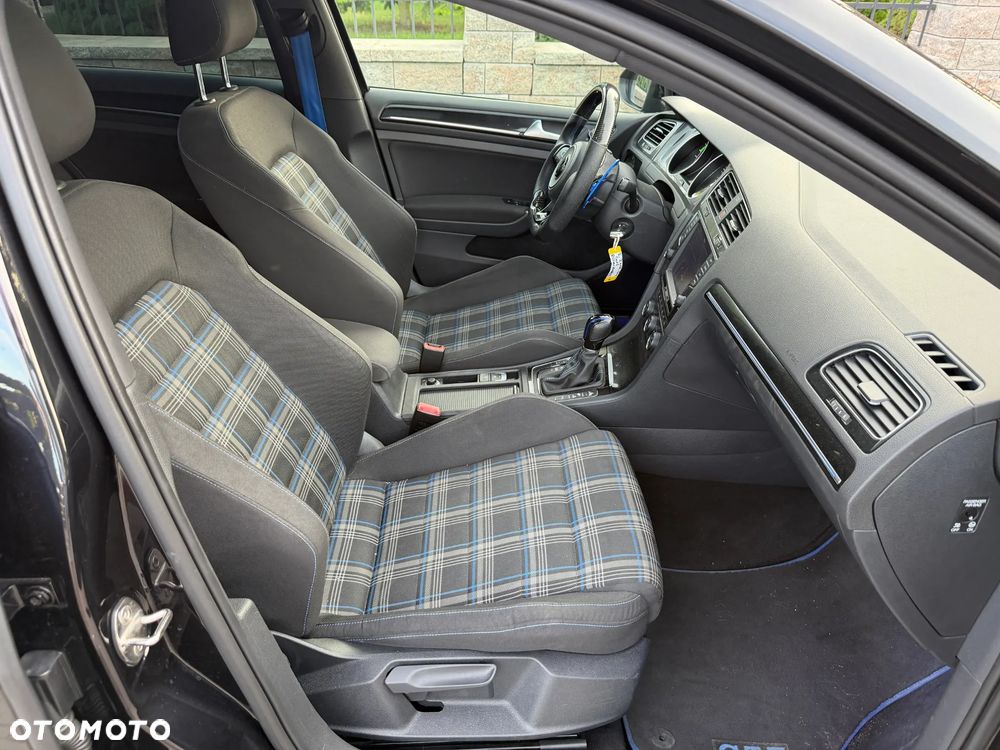 Volkswagen Golf - 10