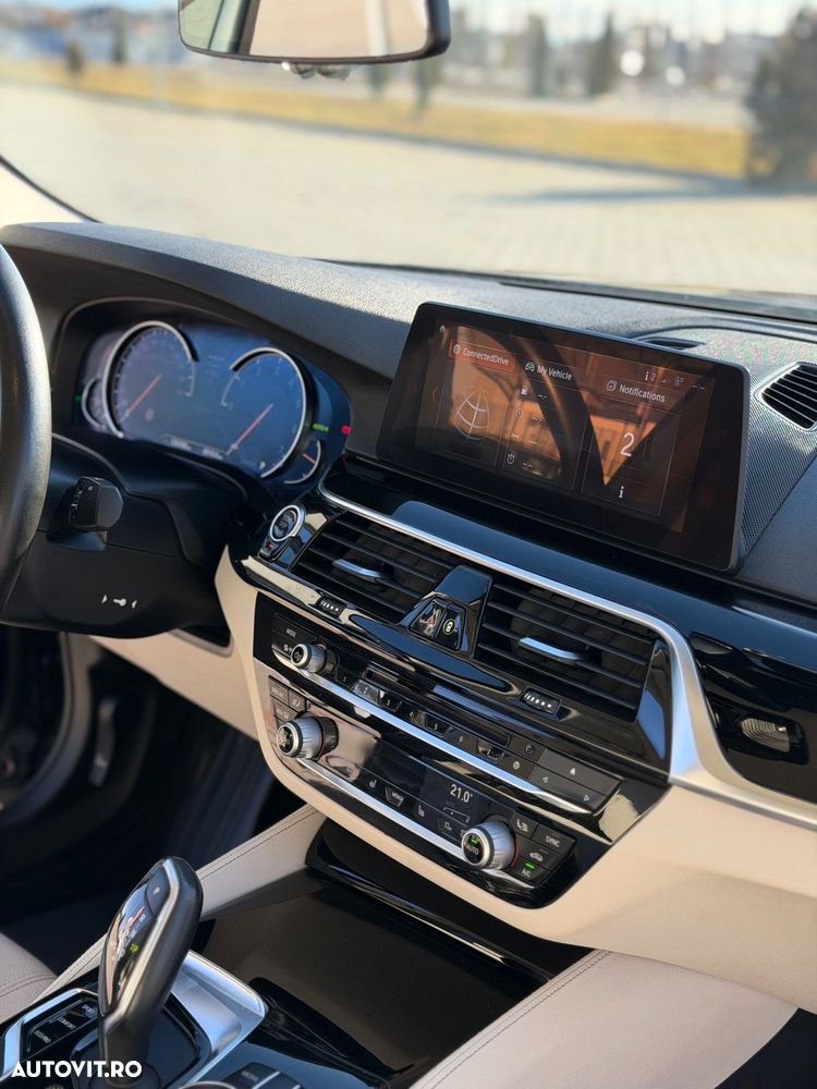 BMW Seria 5 530i xDrive AT - 32