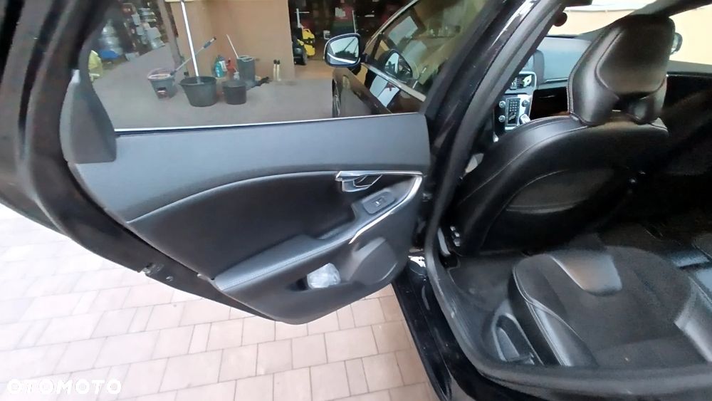 Volvo V40 D2 R-Design - 9