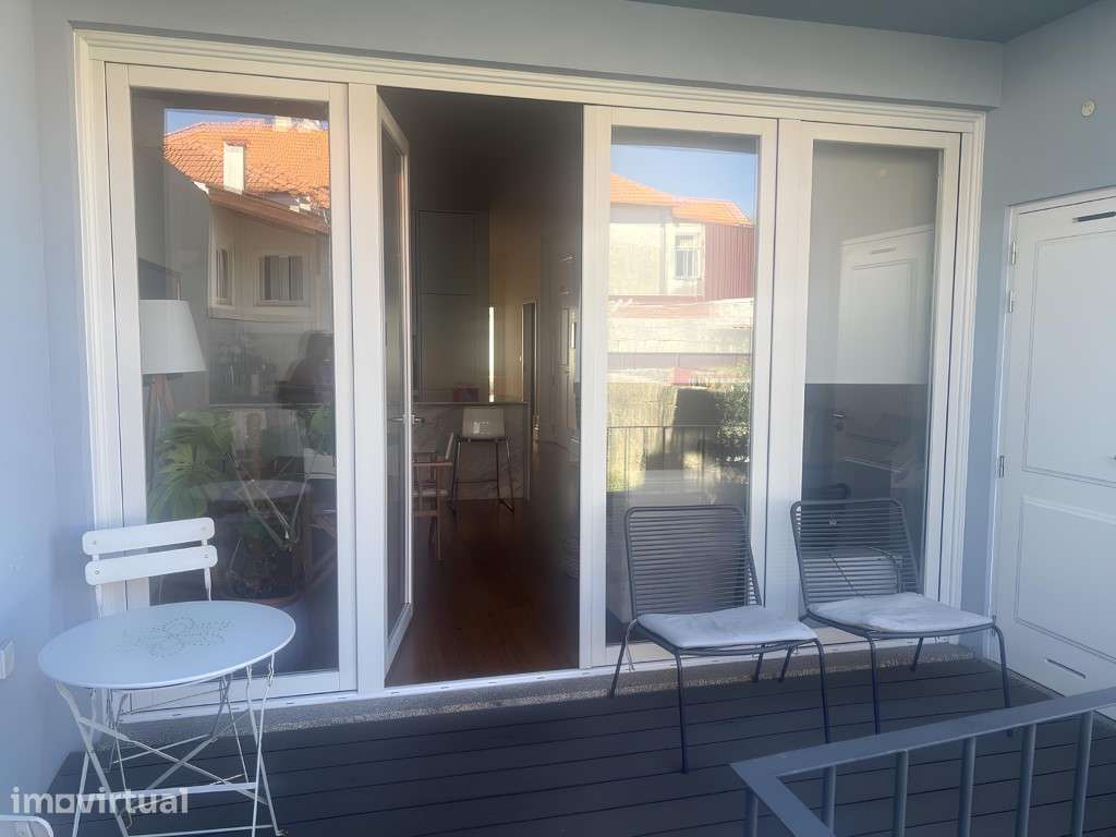 Apartamento T2, com jardim e garagem, no centro do Porto