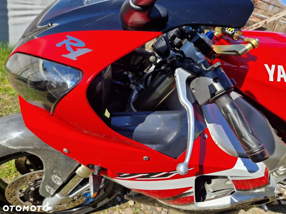 Yamaha R1 - 30