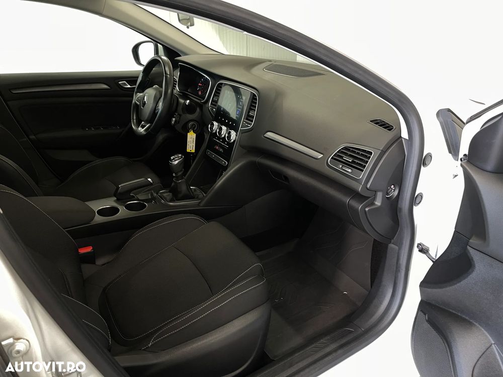 Renault Megane TCe Zen - 9