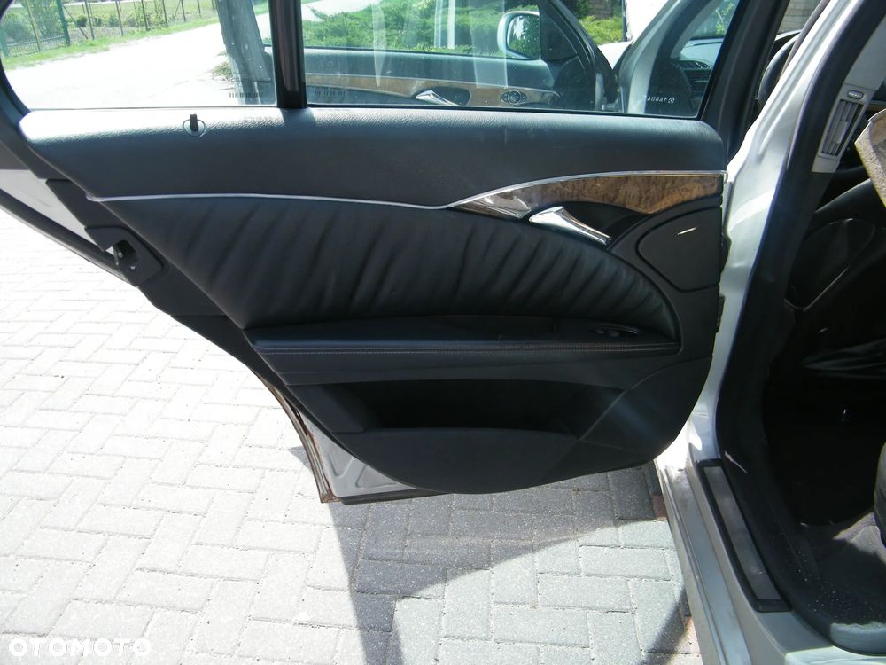 Mercedes – Benz E klasa W211 (02-06r.) 2.7 CDI 176KM. Silnik 647961 (D647961(63S), OM647) Skrzynia 722640 lakier 744 (Srebrny brylantowy- metaliczny). Cały na części. GWARANCJA !!!  Przód Tył Zestaw Komplet Drzwi Klapa Zderzak Błotnik Maska Grill Atrapa Szyba Pas Lampa Lusterko Boczki Fotel Kanapa Kokpit Deska Rozdzielcza Przełącznik Włącznik Sterownik Przewody Wiązka Instalacja Moduł Komputer Czujnik Listwa Pompa Alternator Wtryski Głowica Rozrusznik Kompresor Sprzęgło Dwumas Silnik Skrzynia ABS Klimatyzacji Paliwa Wspomagania Kolektor Turbina Przepustnica Zawór Chłodnica Koło Hak Belka Sanki Zawieszenie Mcpherson Półoś Amortyzator Wydech Tłumik Zacisk Most - 14