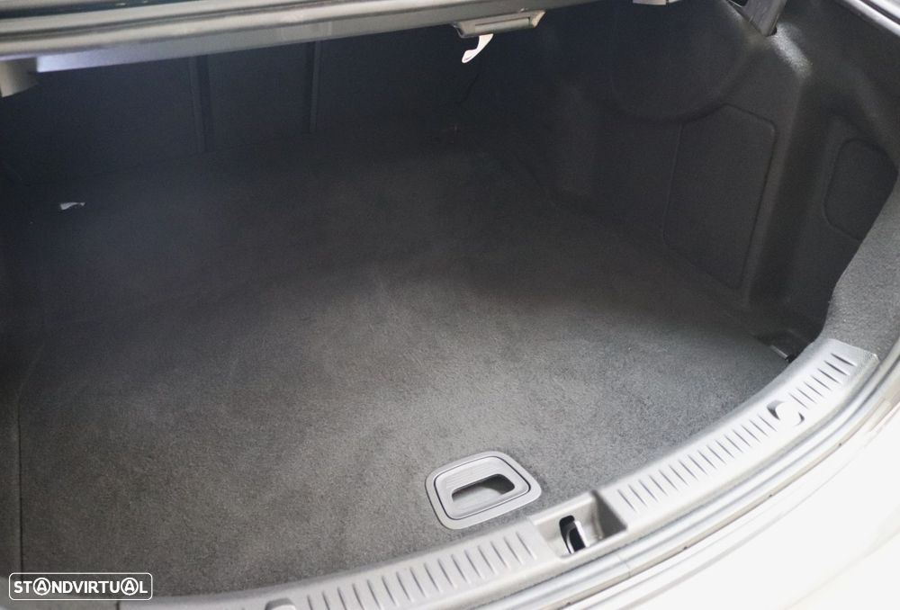 Mercedes-Benz E 220 d Avantgarde - 38