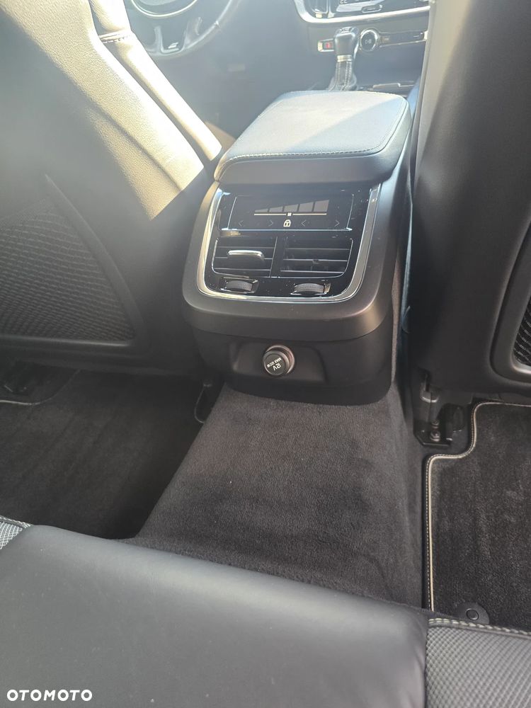 Volvo V60 B5 B AWD R-Design - 16
