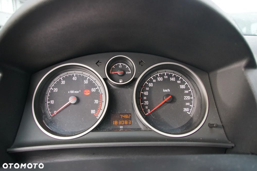 Auto na części - Opel Astra III H 1.6 105 KM Z16XEP F17 Z167 2004R Silnik Skrzynia Drzwi Maska Błotnik Zderzak Klapa Lampa Lusterko Klamka Szyba Deska Kokpit Sterownik Moduł Czujnik Licznik Wyświetlacz Panel Kierownica - 13
