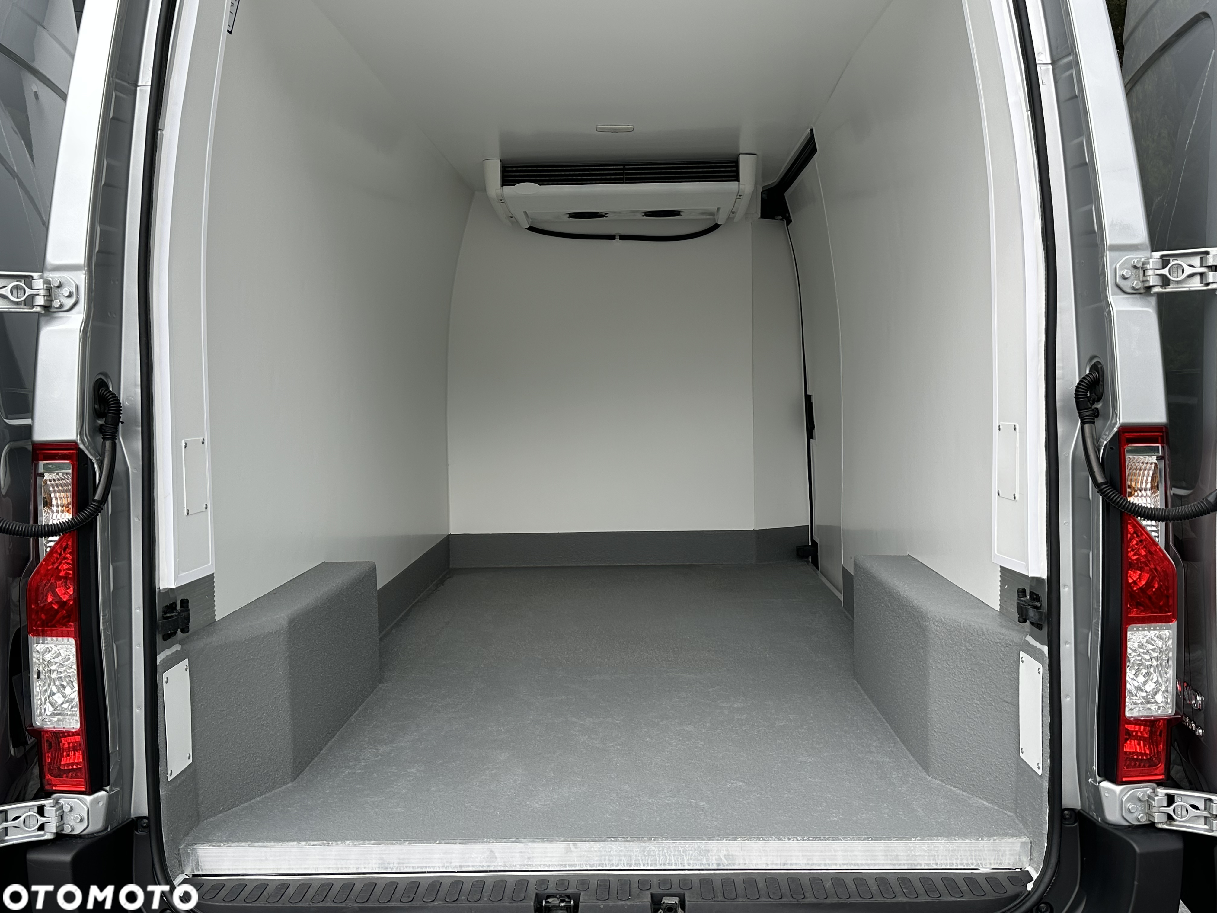 Renault Master L3H2 Chłodnia Carrier Xarios 350 / Zasilanie postojowe 230V / Bogata wersja wyposażenia / Lakier srebrny metalik / Salon PL / FV23% - 10