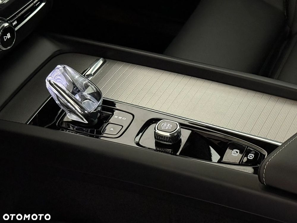 Volvo XC 60 B4 D AWD Plus Dark - 13