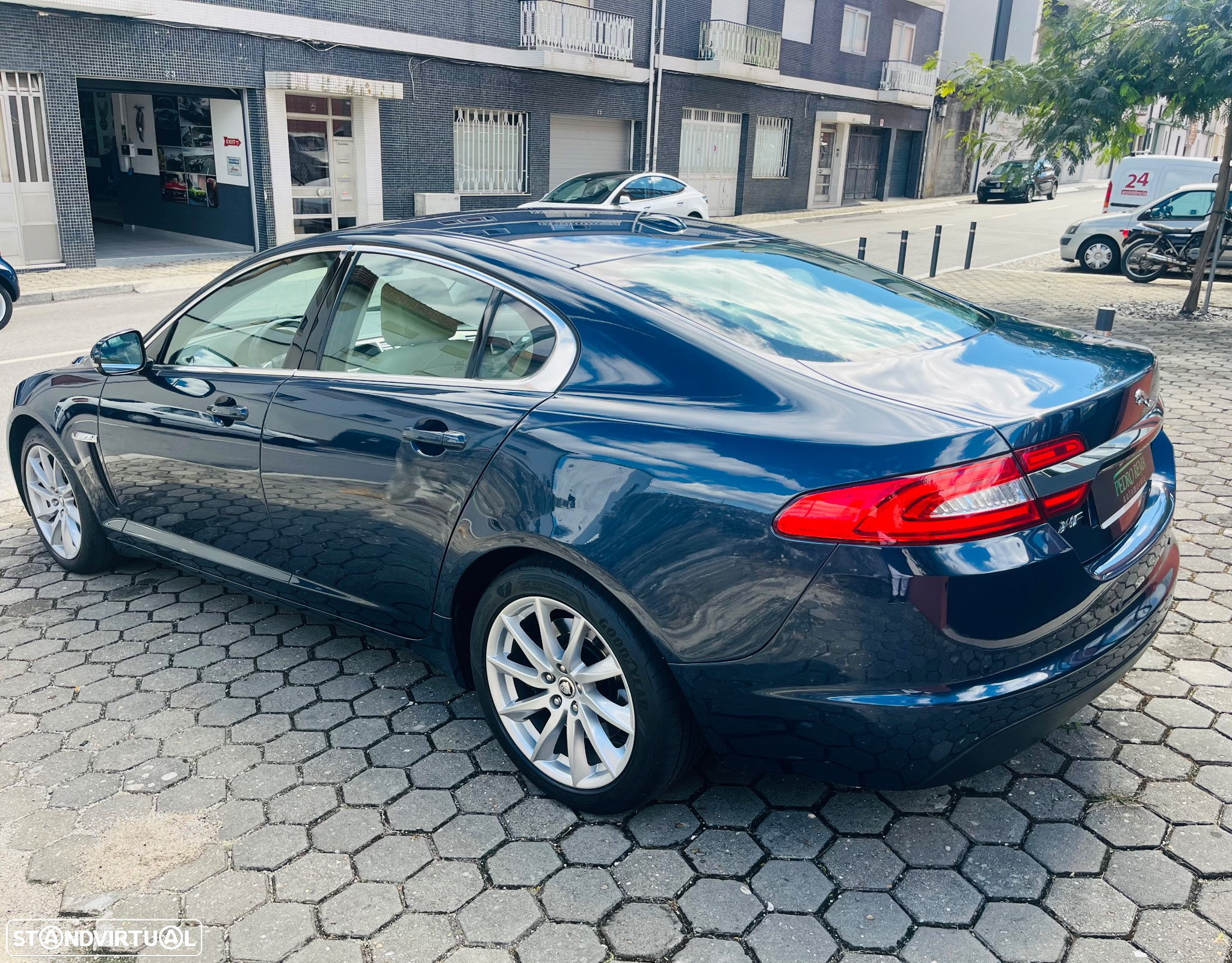 Jaguar XF 2.2 D Luxury - 16