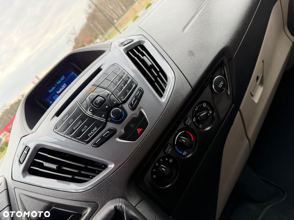 Ford Tourneo Custom - 32