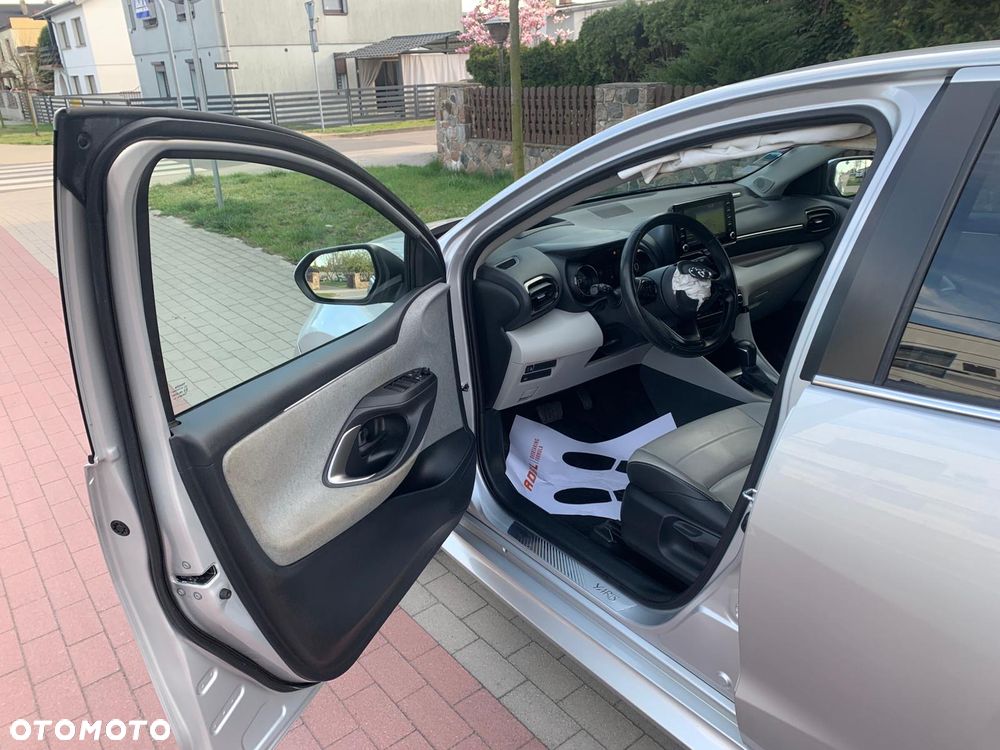 Toyota Yaris Hybrid 100 Selection Platinum - 17