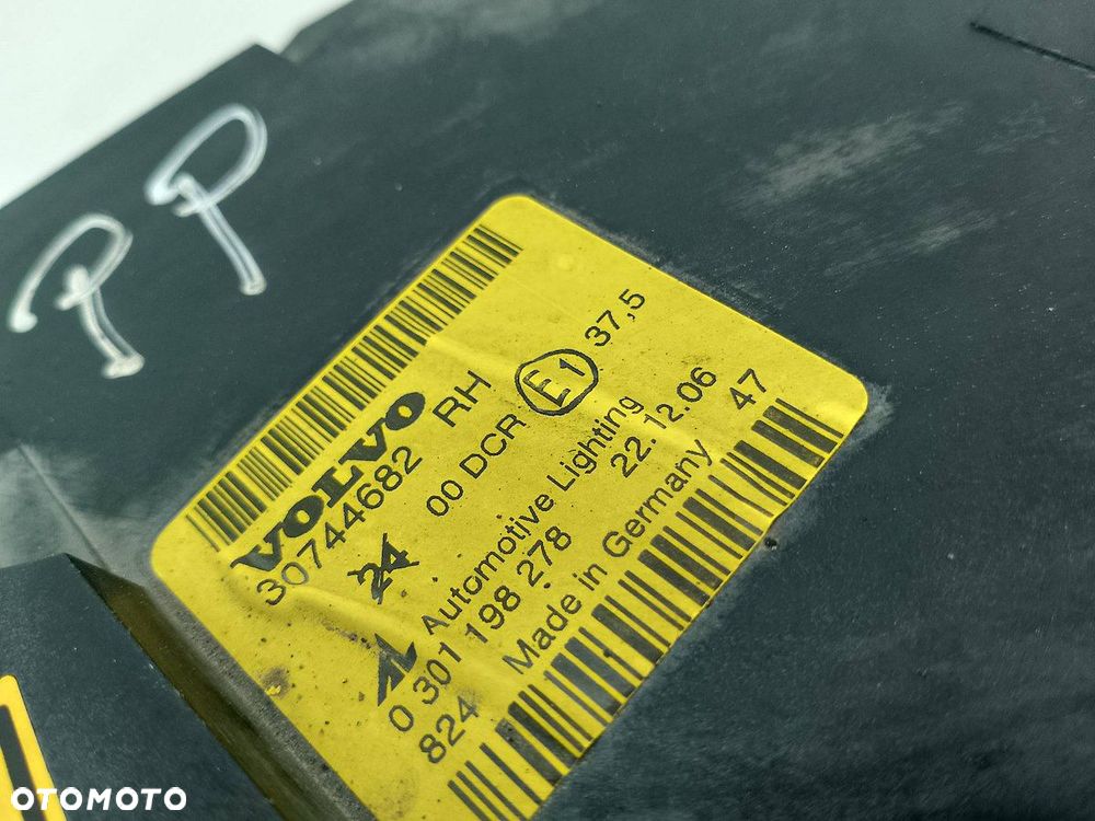 LAMPA PRZÓD PRAWA XENON VOLVO V50 30744682  0301198278  AL - 5