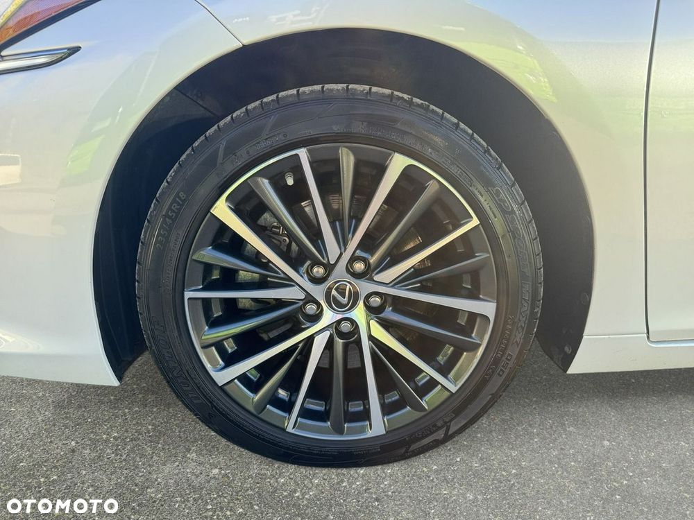 Lexus ES - 9