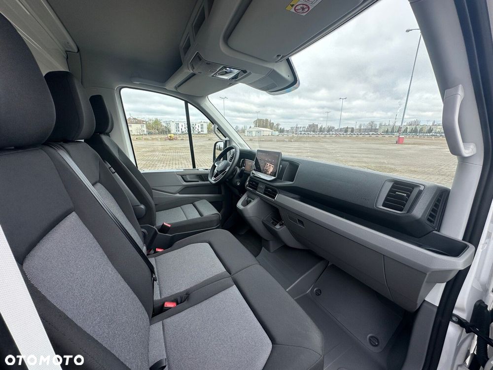 Volkswagen Crafter Crafter 35 Podwozie z pojedynczą kabiną silnik: 2,0 l EURO VI SCR 163 KM / skrzynia biegów: Przedni napęd automatyczna 8-biegowa rozstaw osi: 4490 mm - 9