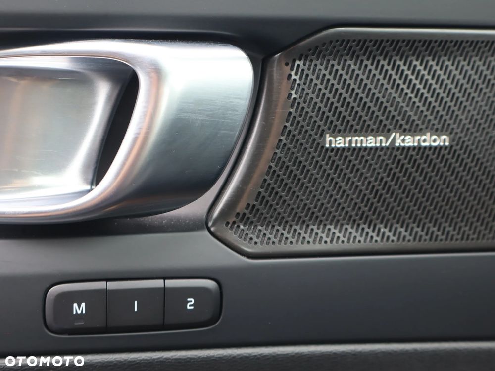 Volvo XC 40 B3 Plus Dark - 23