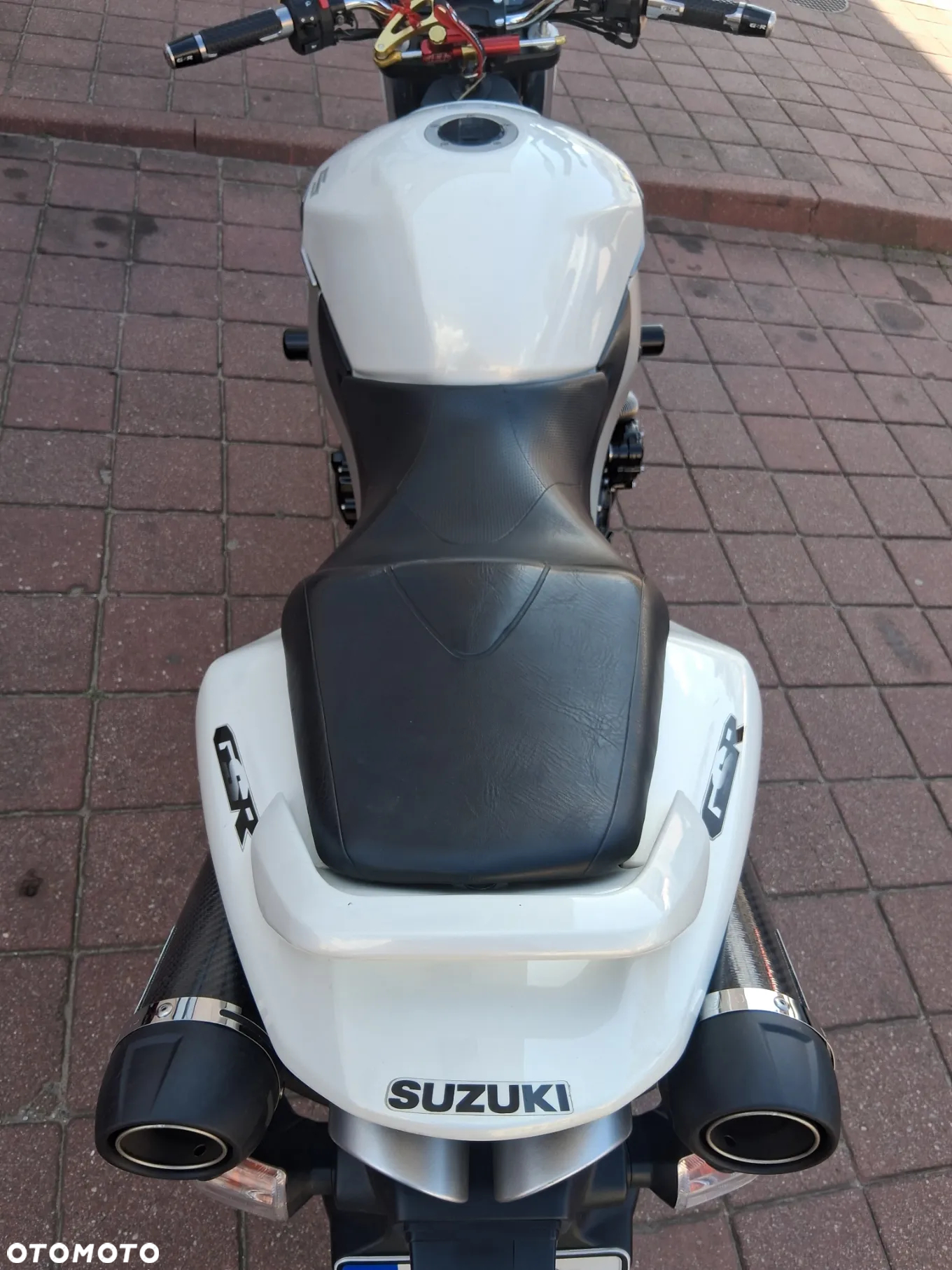 Suzuki GSR - 8