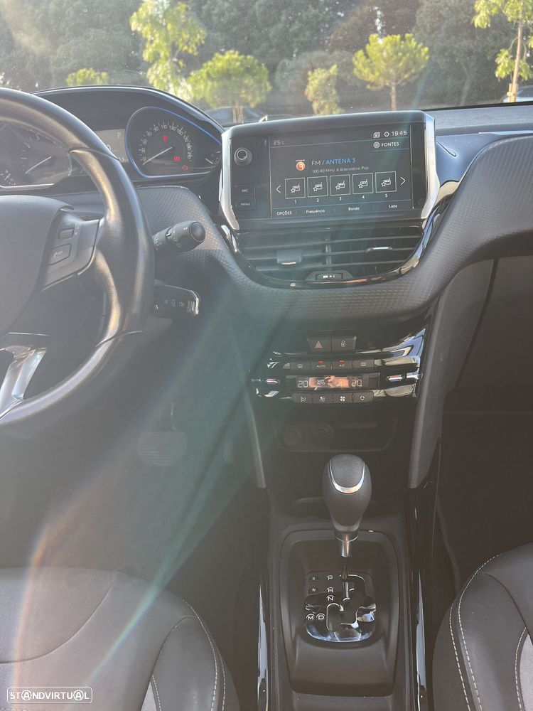 Peugeot 2008 1.2 PureTech Allure EAT6 - 4