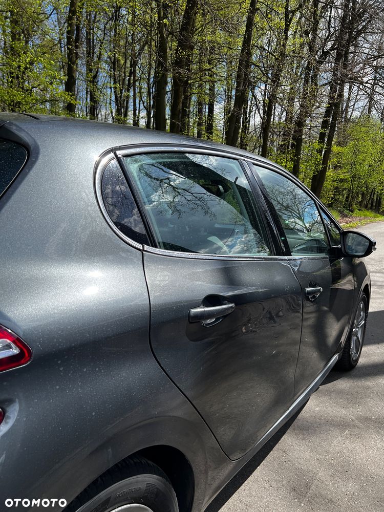 Peugeot 208 1.2 VTi Allure - 22