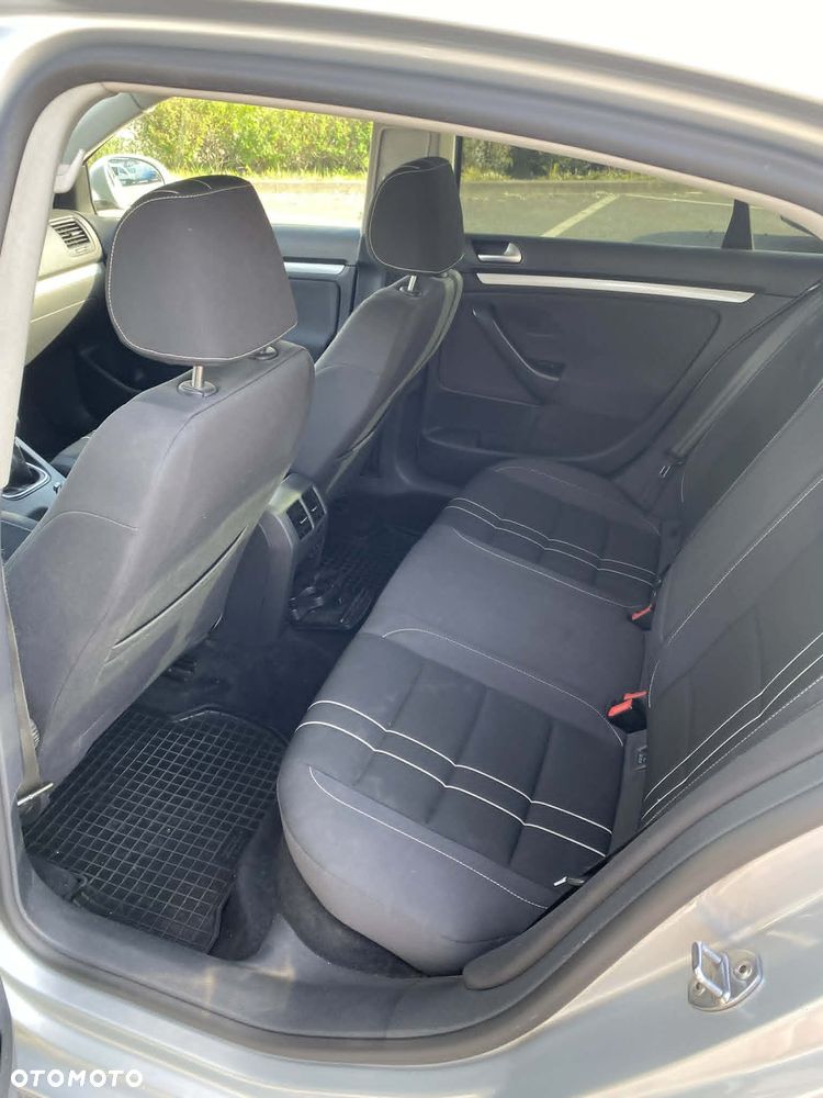 Volkswagen Jetta 1.6 TDI Comfortline - 9
