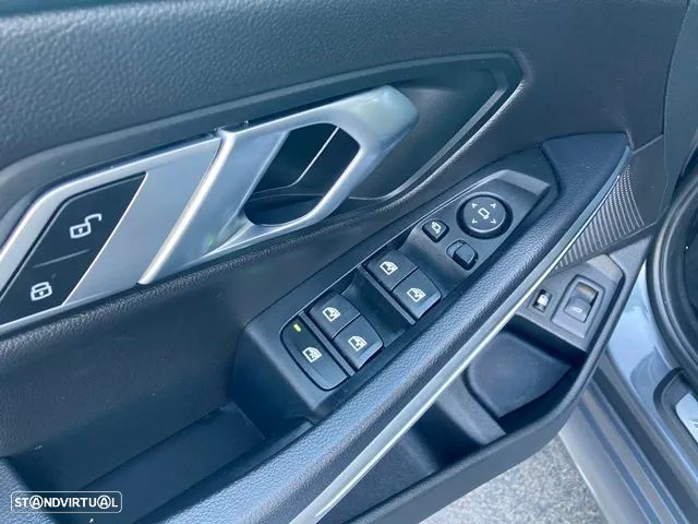 BMW 320 e Touring Pack Desportivo M Auto - 32