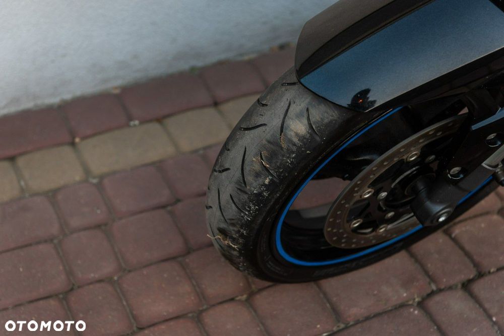 Suzuki GSR - 8