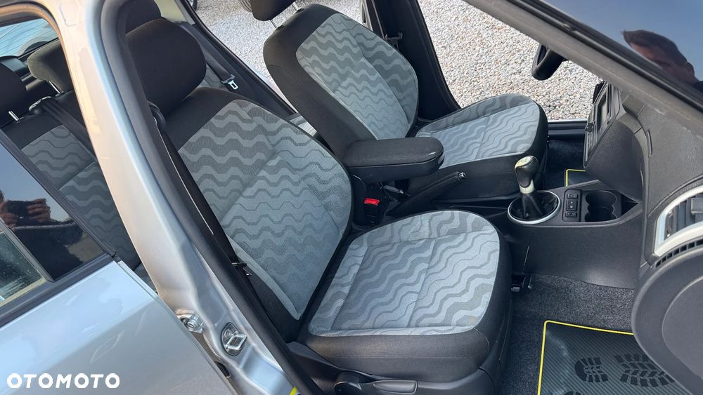 Skoda Fabia 1.2 HTP STYLE EDITION - 31