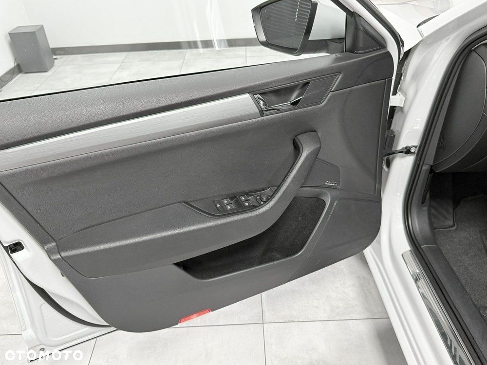 Skoda Superb 2.0 TDI DSG Sportline - 32