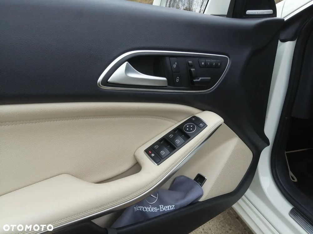 Mercedes-Benz CLA 250 4Matic 7G-DCT - 12