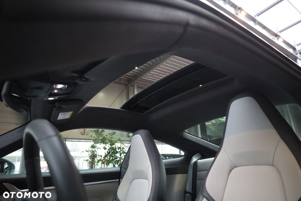 Porsche 911 Carrera - 11