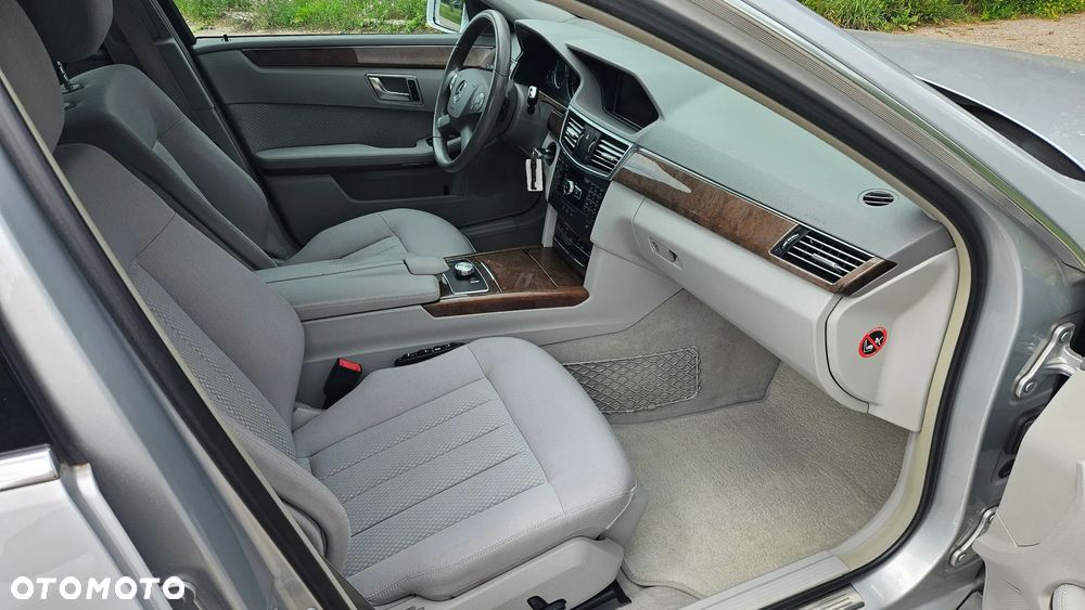 Mercedes-Benz Klasa E 300 CDI DPF BlueEFFICIENCY 7G-TRONIC Elegance - 23