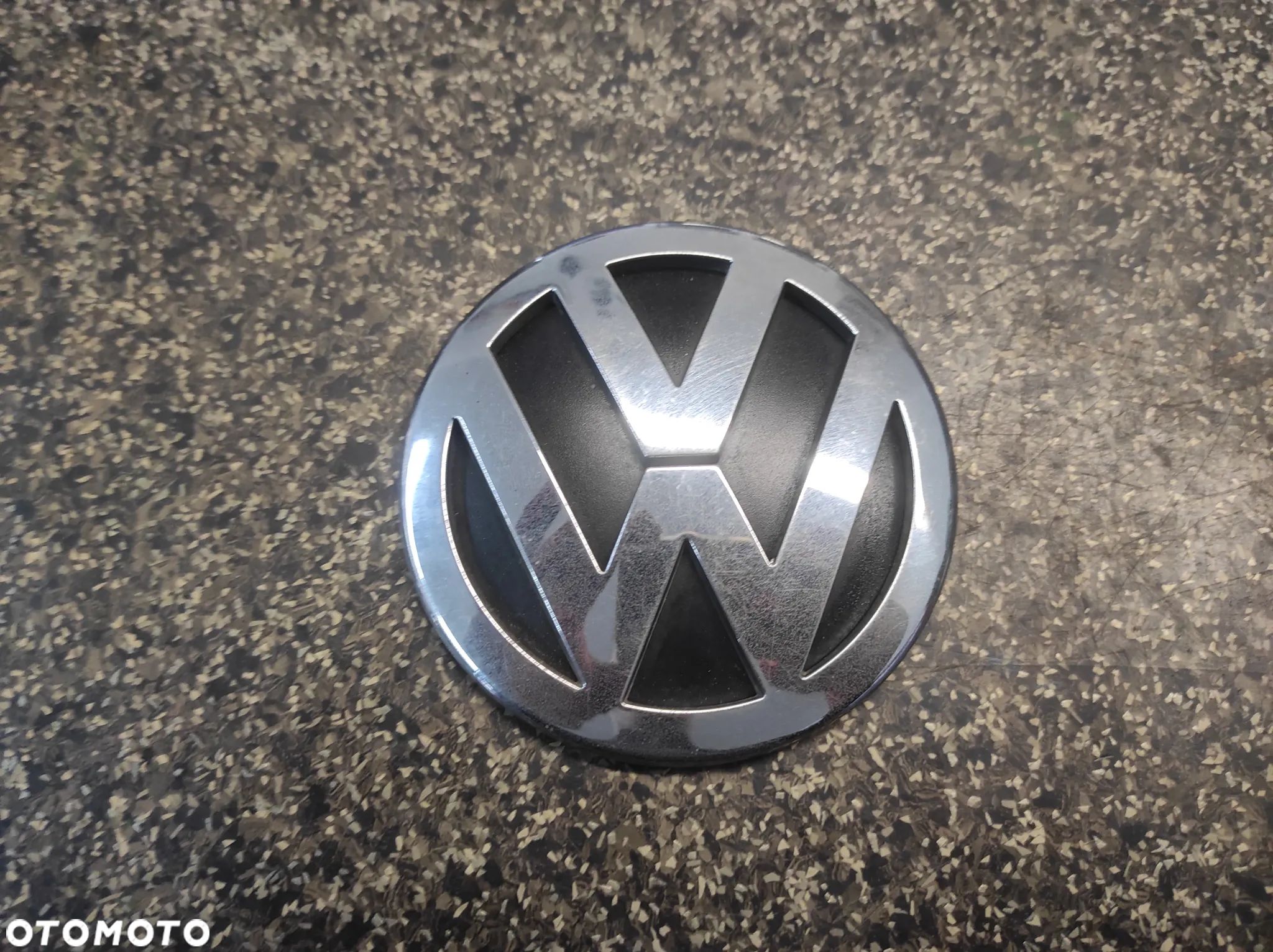 ZNACZEK LOGO EMBLEMAT TYLNEJ KLAPY VW JETTA 1K5853630 WYSYŁKA !!! - 1
