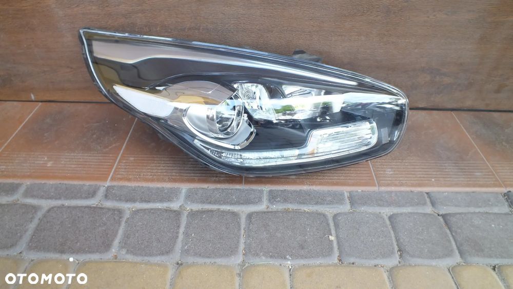 Lampa przednia prawa Kia Carens IV led - 1