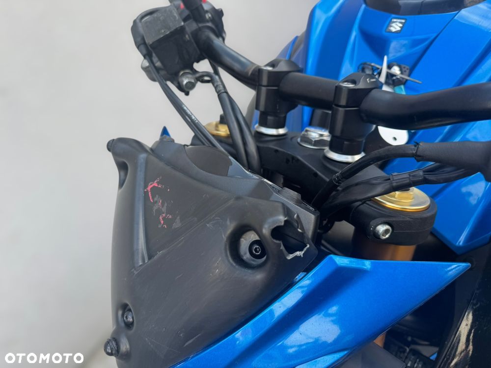 Suzuki GSX - 17
