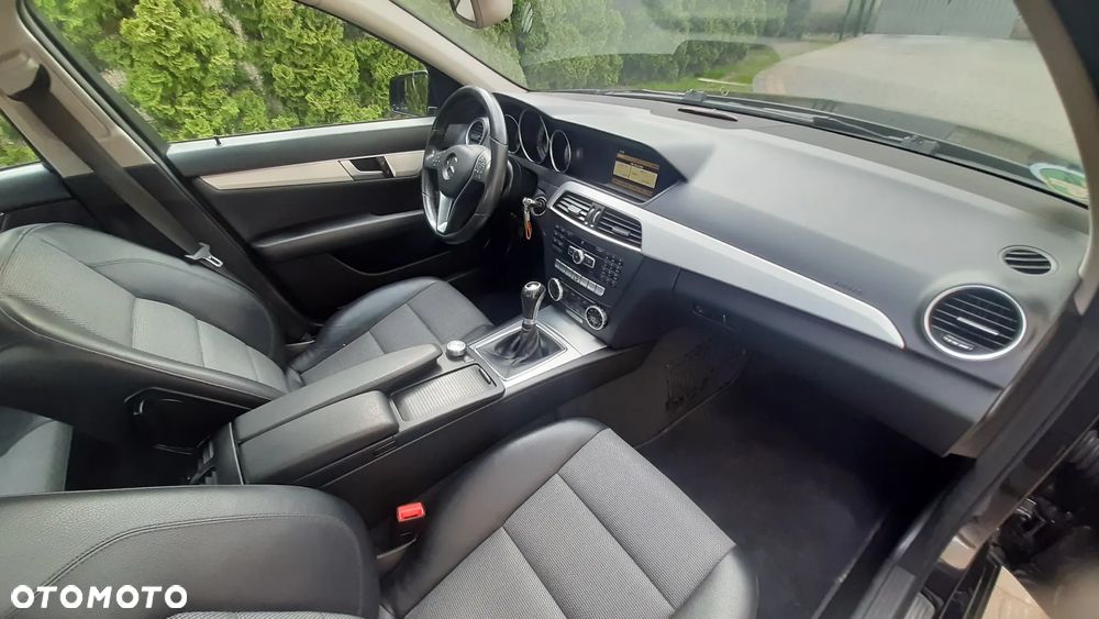 Mercedes-Benz Klasa C 180 CGI BlueEFFICIENCY Avantgarde - 31