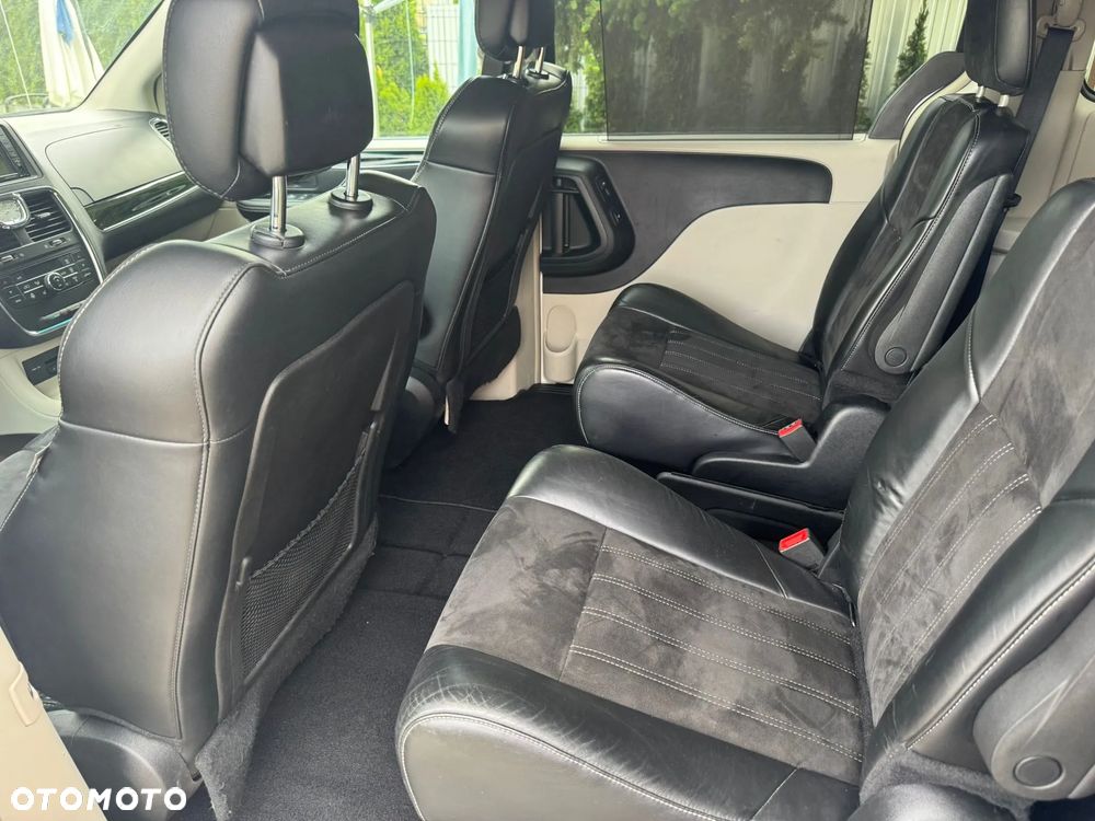 Chrysler Town & Country 3.6 Limited - 28