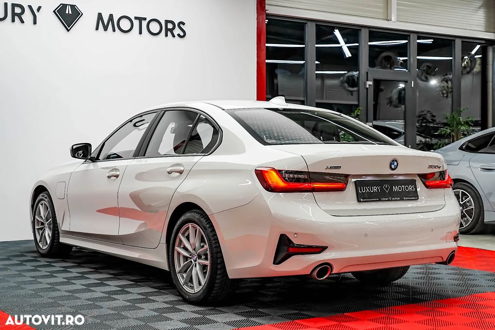 BMW Seria 3 330e xDrive Aut. Sport Line - 11