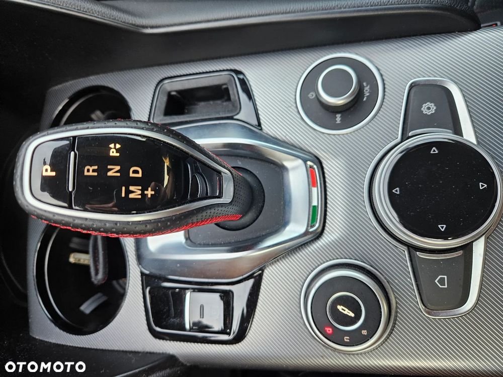 Alfa Romeo Giulia 2.0 Turbo Competizione Q4 - 12