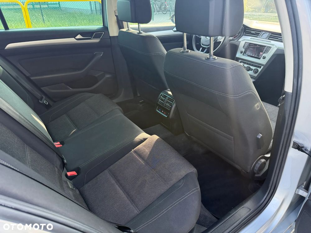 Volkswagen Passat - 11
