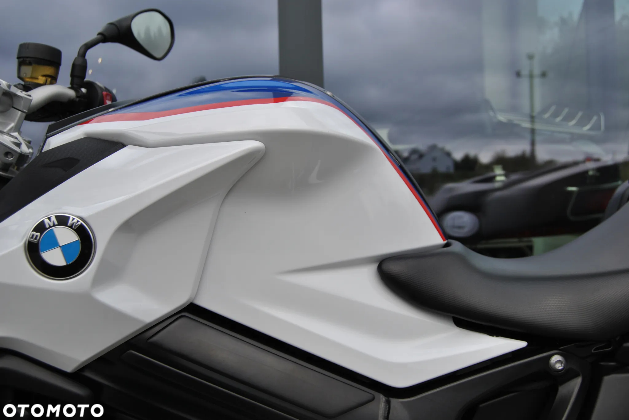 BMW F - 33